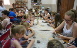 Więcej o: Letnie warsztaty ceramiczne w filii TKACZ cz. III